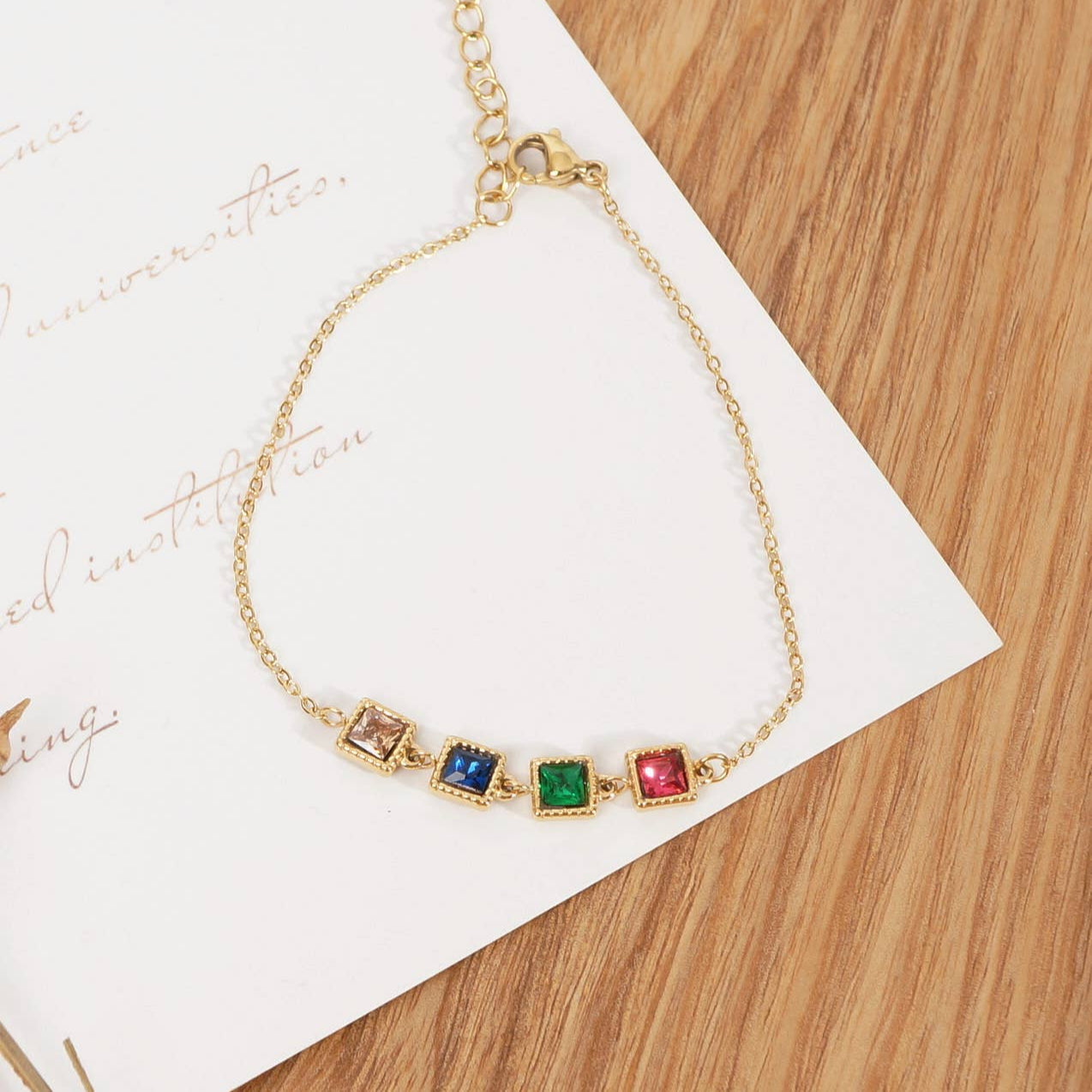 Armband Amaya – Armband met Vierkante Steentjes in Kleurrijk & Wit By Maysa