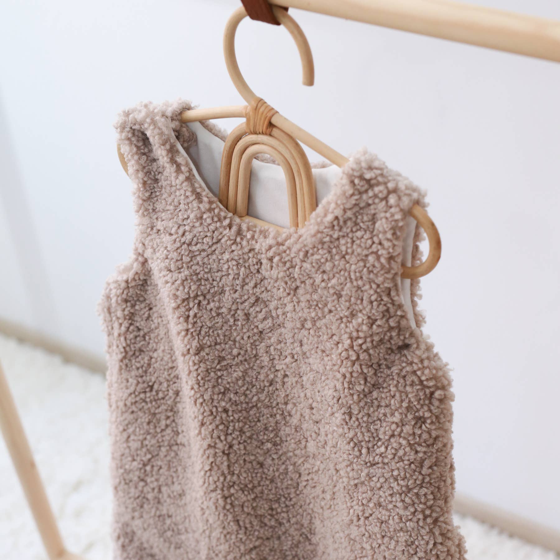 Teddy Babyslaapzak 1.5 TOG - Taupe en Wit Handgemaakt