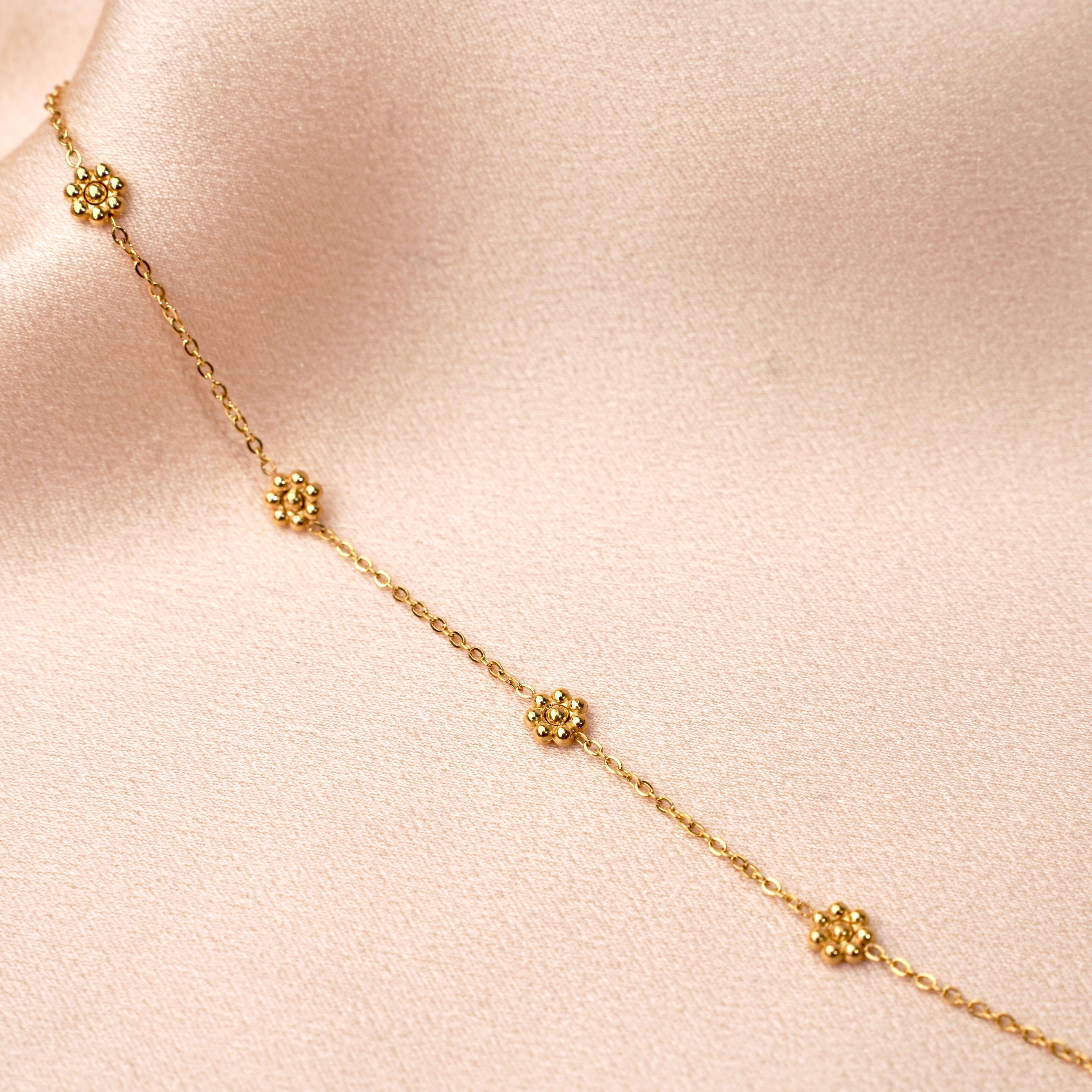 Armband Maëlys – Fijne Armband met Bloemvormige Kraaltjes By Maysa