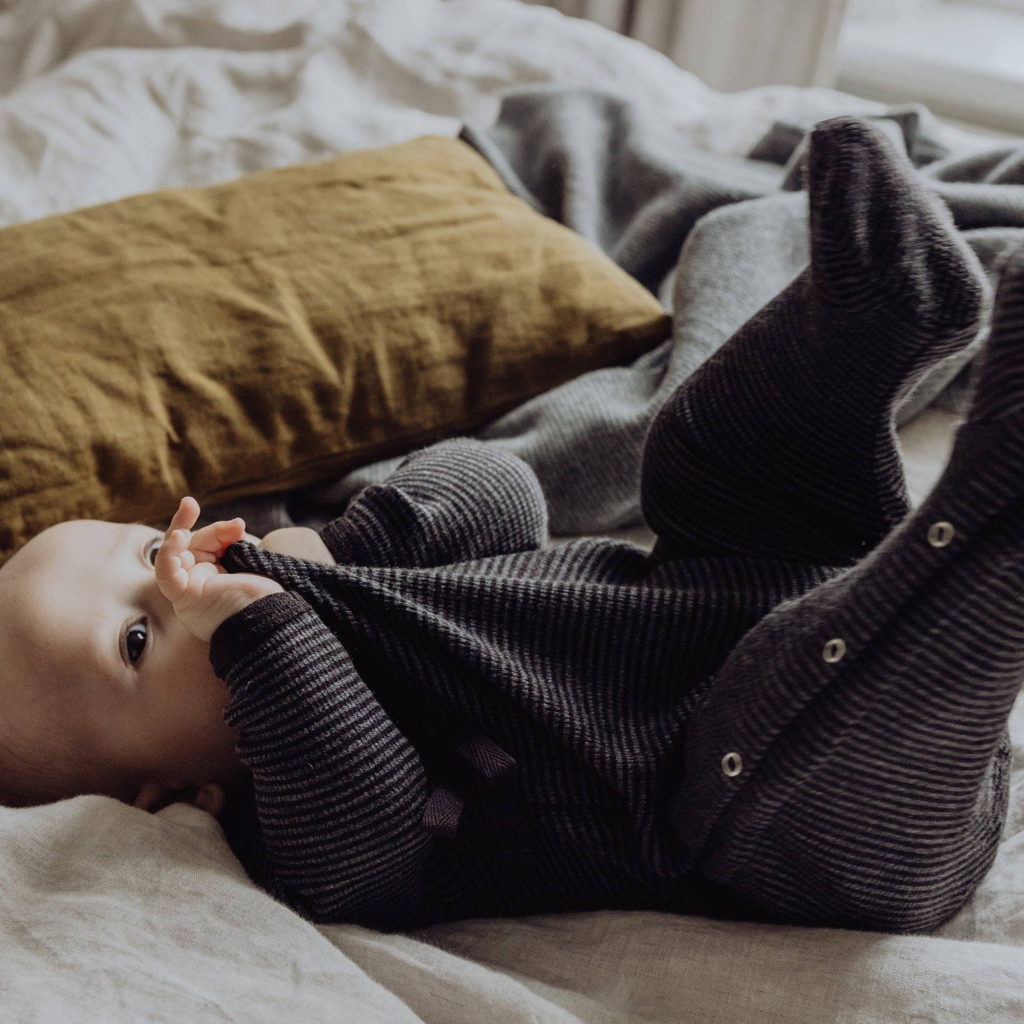 "Baby Voetenzak Wol-Bamboe Ribbreisel - Tijdloos Streeppatroon 0-3 Maanden" Finch & Fable