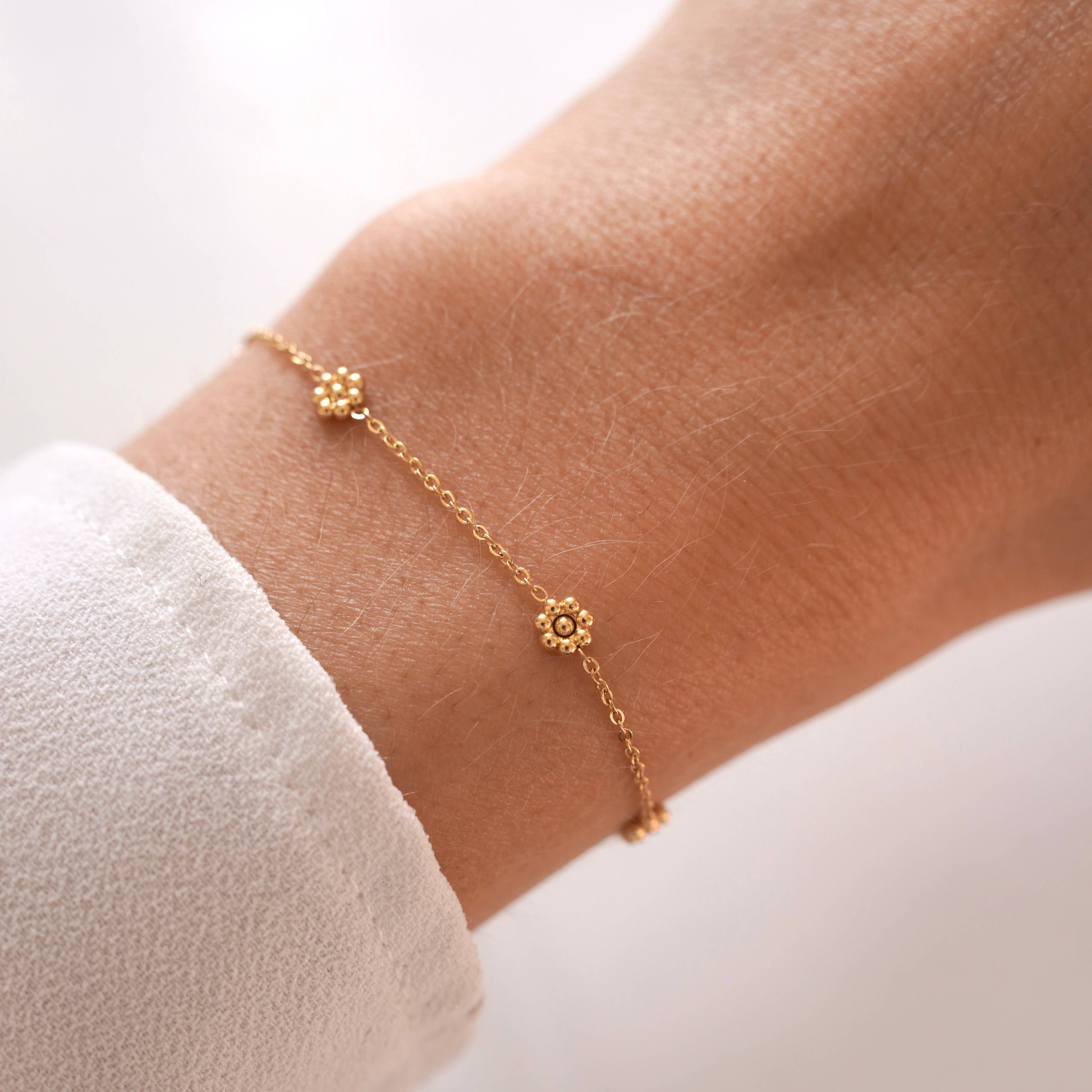 Armband Maëlys – Fijne Armband met Bloemvormige Kraaltjes By Maysa