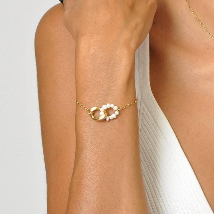 Armband Elise – Elegant Armbandje met Parel- en Gouden Details By Maysa