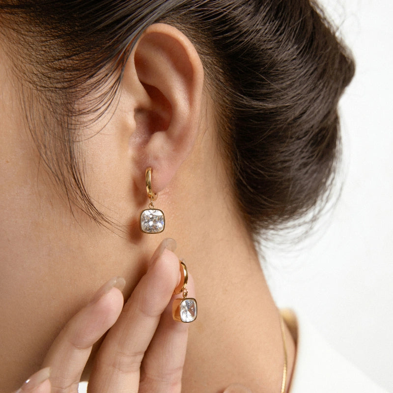 Gwenaelle Oorbellen met Kristal – Rood, Blauw, Groen, Zwart & Wit By Maysa