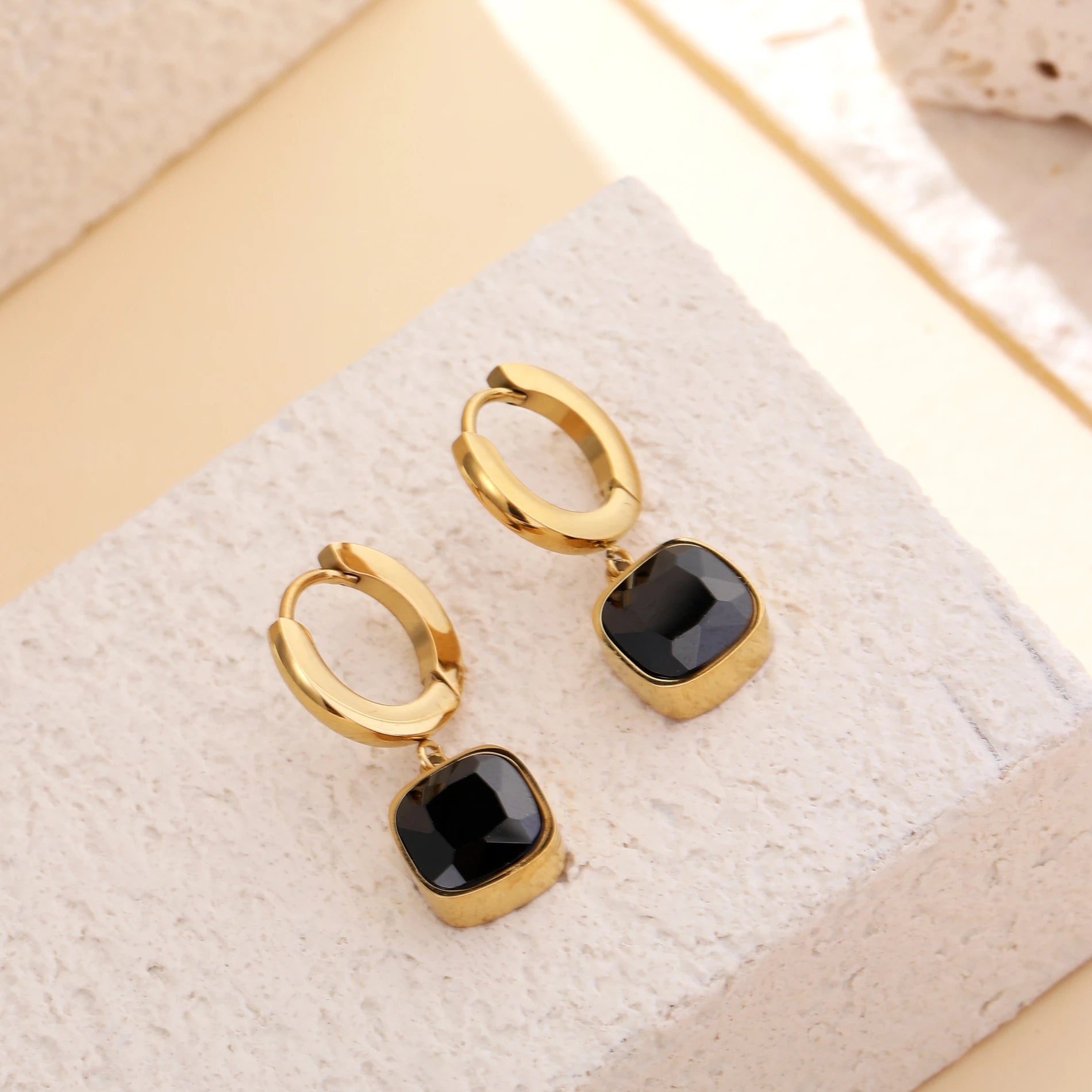 Gwenaelle Oorbellen met Kristal – Rood, Blauw, Groen, Zwart & Wit By Maysa