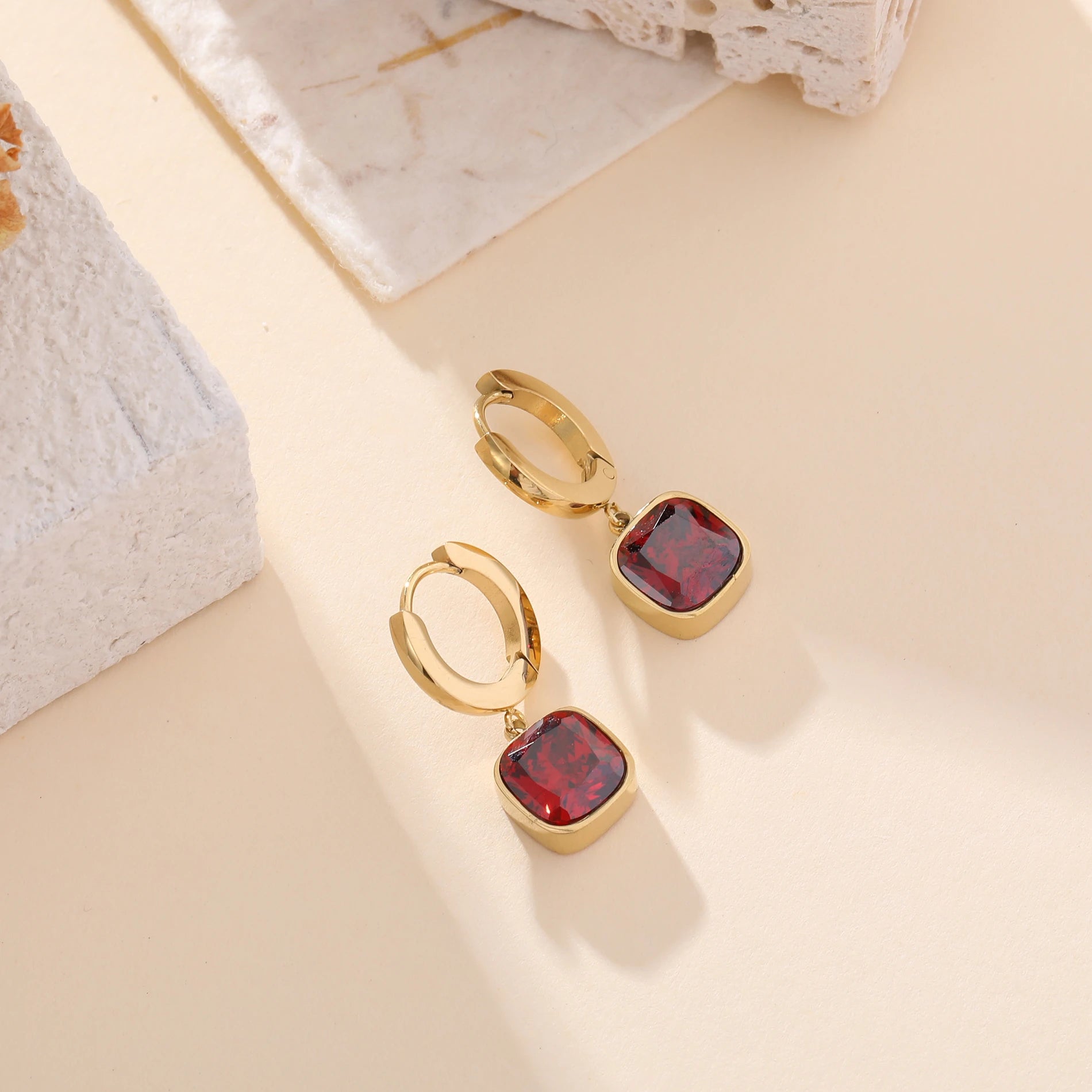 Gwenaelle Oorbellen met Kristal – Rood, Blauw, Groen, Zwart & Wit By Maysa