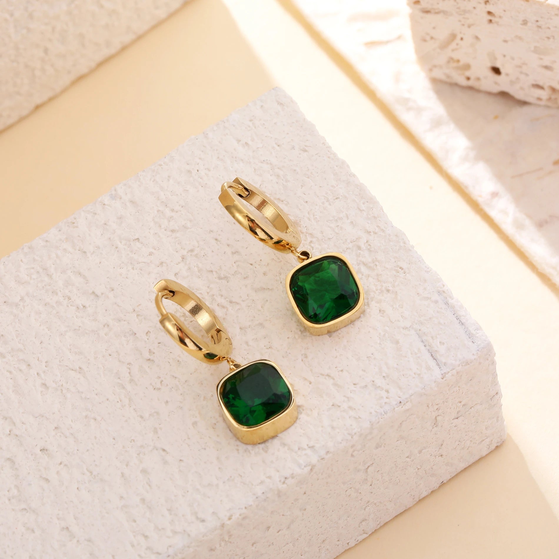 Gwenaelle Oorbellen met Kristal – Rood, Blauw, Groen, Zwart & Wit By Maysa