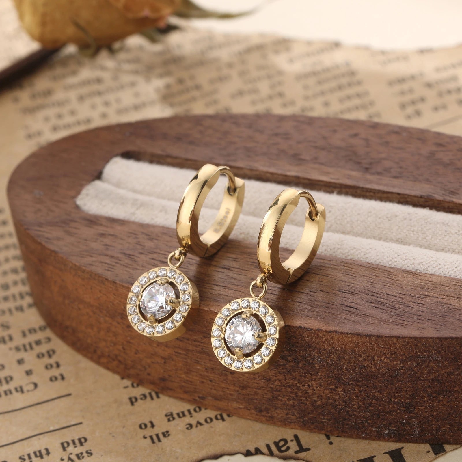 Halia Oorbellen met Strass – Goud & Zilver By Maysa