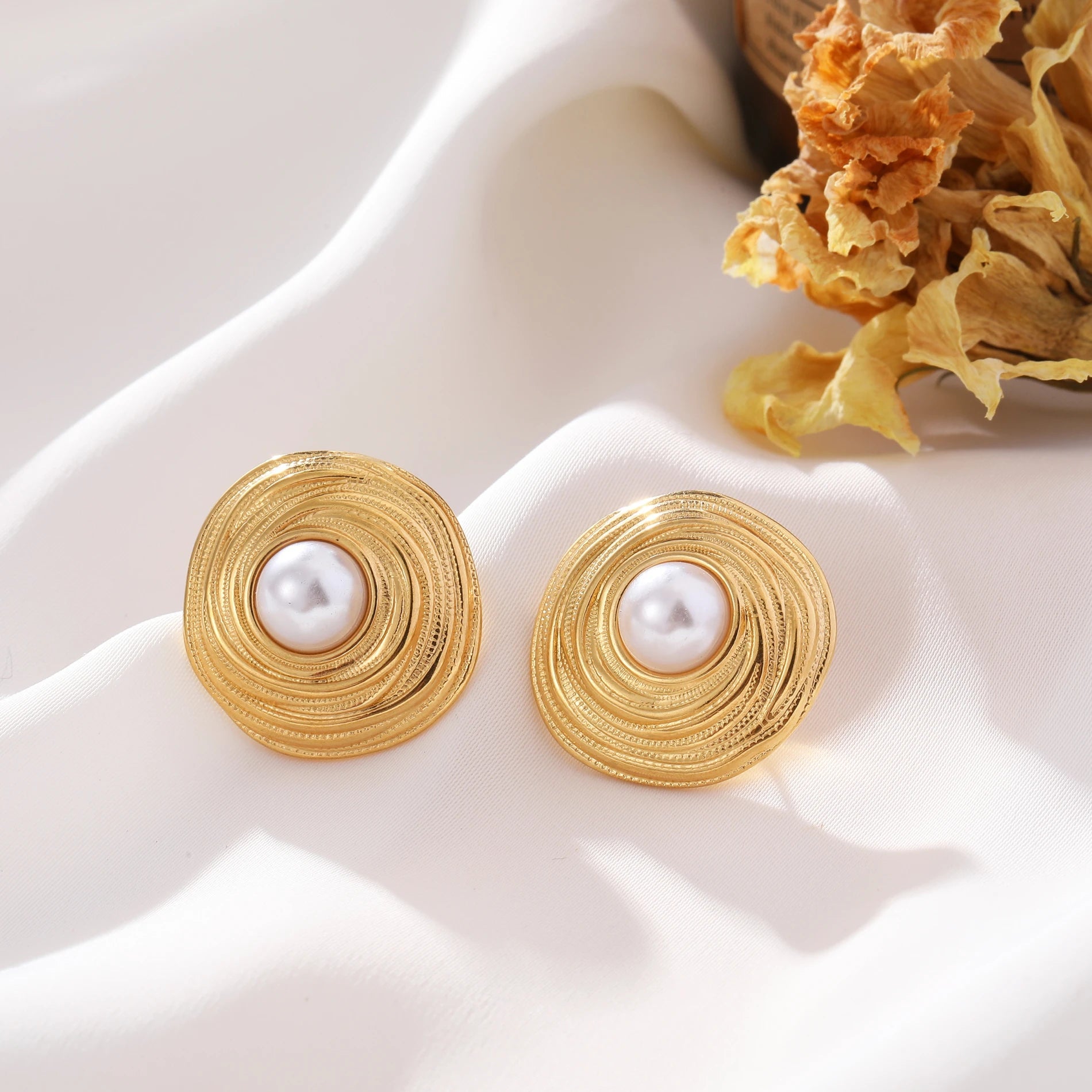 Cecilia Goudkleurige Oorbellen met Parel By Maysa