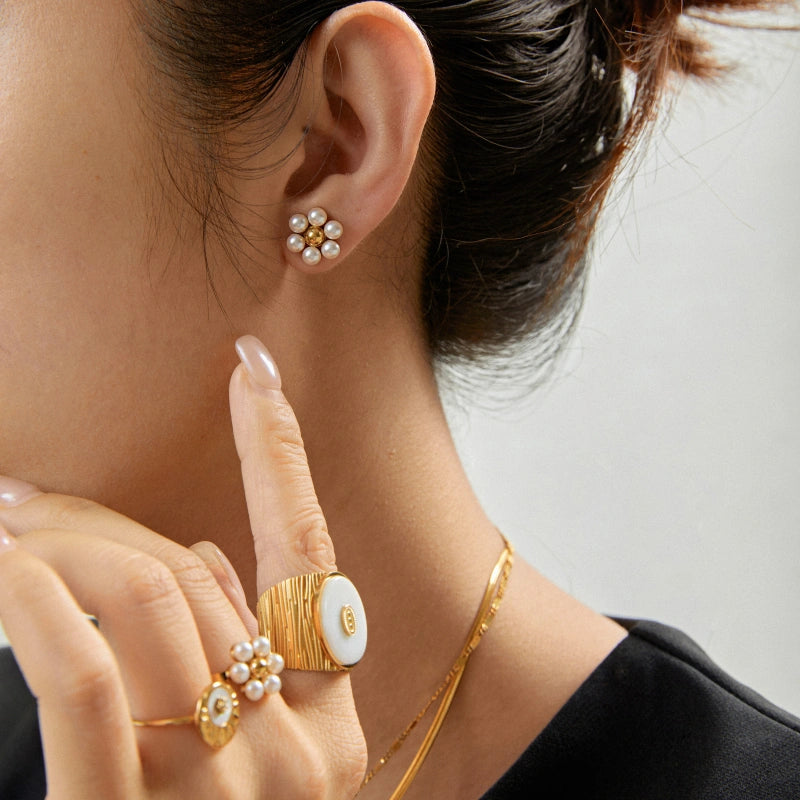 Diane Oorbellen – Goud met Parelaccenten By Maysa