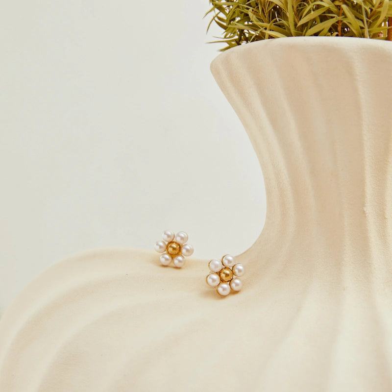 Diane Oorbellen – Goud met Parelaccenten By Maysa